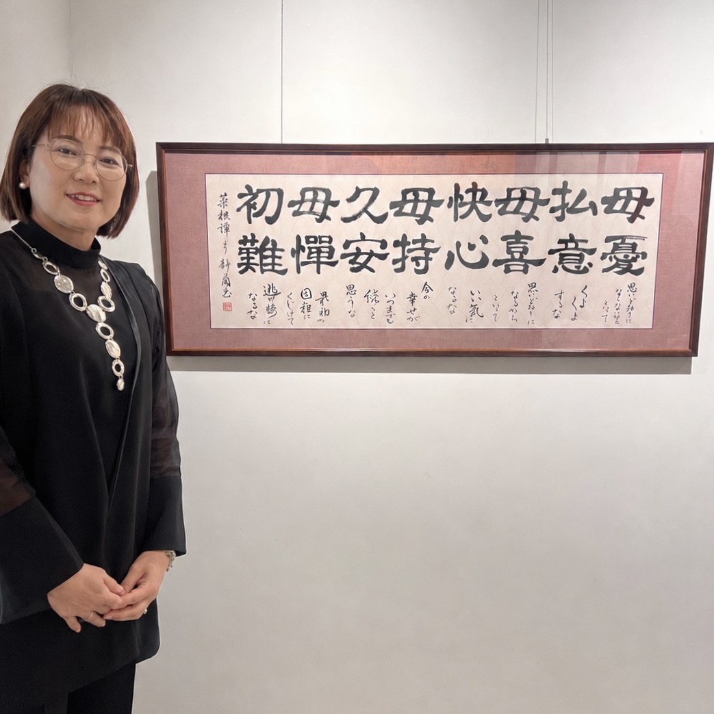 展示作品の前に立つ講師・黒田静蘭